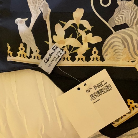 NEW SALVATORE FERRAGAMO silk scarf black with jungle pattern 16.5” square - Picture 6 of 7